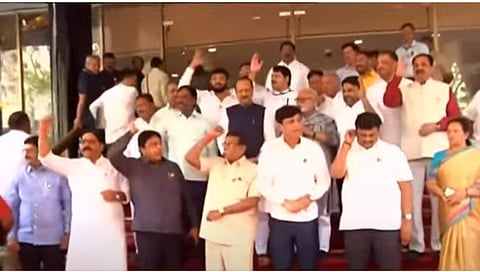 शेतकऱ्यांना मदत मिळावी यासाठी विरोधक आक्रमक; विधानभवनाच्या पायऱ्यांवर घोषणाबाजी