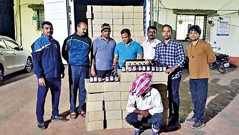 सिंधुदुर्ग : इन्सुलीत 19 लाखांची गोवा दारू जप्त