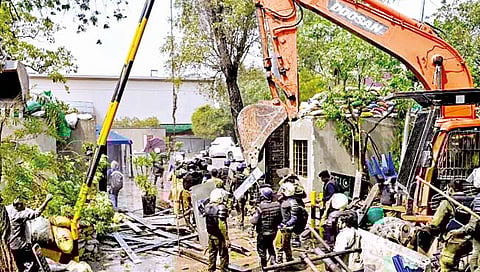 इम्रान खान यांच्या घरावर बुलडोझर