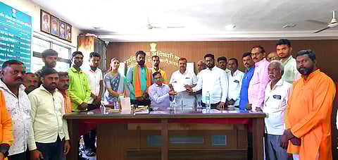 चांदवड: प्रांताधिकारी चंद्रशेखर देशमुख यांच्याकडे मागण्यासंबंधीत निवेदन देताना शिवसेना उद्धव बाळासाहेब ठाकरे पक्षाचे पदाधिकारी व कार्यकर्ते.  (छाया : सुनील थोरे)