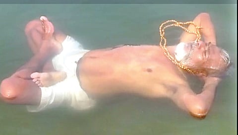 पैठण : पाण्यावर तरंग आसन करून योगसाधना करताना कृष्णा महाराज रौंदळ. (तळवाडेकर). (छाया : समाधान पाटील)