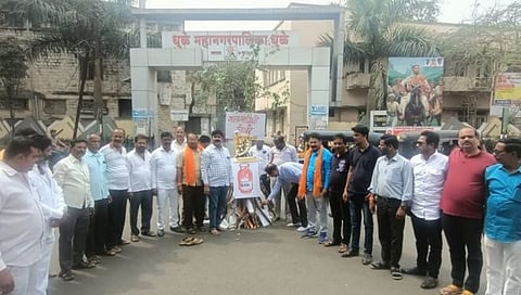 धुळे: ठाकरे गटाच्यावतीने महागाईच्या होळीचे दहन