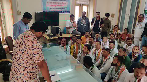 धुळे : कचरा संकलनाच्या कामावर चर्चा करताना स्वयंभू कंपनीच्या व्यवस्थापकाबरोबर राष्ट्रवादी काँग्रेसचे कार्यकर्ते. (छाया: यशवंत हरणे)