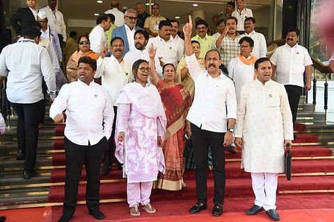 धुळे :राज्यातील अंगणवाडी कर्मचार्‍यांच्या मागण्यांसाठी विधानभवनाच्या पायर्‍यांवर आंदोलन करताना आ.कुणाल पाटील. समवेत काँग्रेस आणि राष्ट्रवादी काँग्रेस पदाधिकारी.  (छाया: यशवंत हरणे)