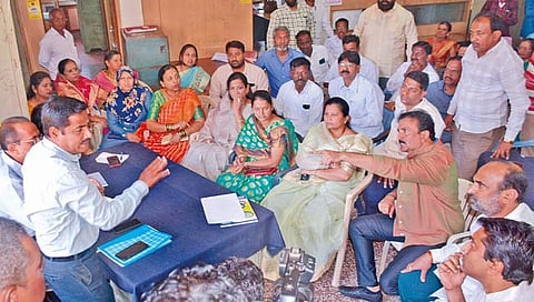 कोल्हापूर : ..अन्यथा अधिकार्‍यांना साडी-चोळी अन् बांगड्यांचा आहेर देऊ