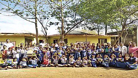 मुंढेगाव : चिमण्यांसाठी स्वहस्ते तयार केलेली घरटी दाखविताना विद्यार्थी. समवेत मुख्याध्यापक भगवान पाटील व शिक्षकवृंद.