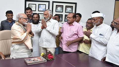 नाशिक : येवला शहरातील शिवसेनेचे नेते किशोर सोनवणे यांच्यासह जुन्या शिवसैनिकांनी येवला संपर्क कार्यालयात छगन भुजबळ यांची सदिच्छा भेट घेतली. (छाया: अविनाश पाटील)