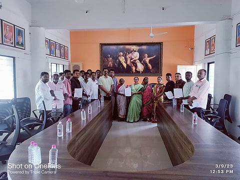 देवळा : नगरपंचायतीच्या वतिने घरकुलाच्या पात्र लाभार्थ्यांना पत्र देतांना नगराध्यक्षा सुलभा आहेर समवेत नगरसेविका सुनंदा आहेर ,ऐश्वर्या आहेर , जितेंद्र आहेर ,संजय आहेर आदी ( छाया -सोमनाथ जगताप)