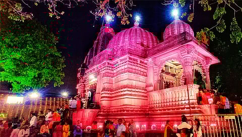 नाशिक : रोषणाईमुळे काळाराम मंदिर परिसर उजाळून निघाला आहे.
(छाया : हेमंत घोरपडे)