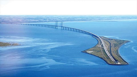 समुद्राच्या पाण्याखाली पूल बनतो बोगदा!