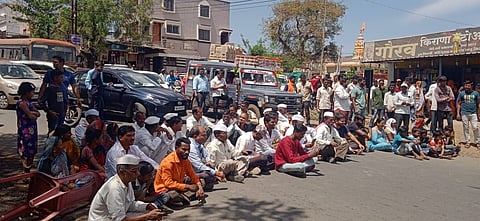 सप्तशृंगगड : नांदुरी येथील रस्त्यावर वारंवार अपघात होत असल्याने गतिरोधकाच्या मागणीसाठी रास्ता रोको करतांना ग्रामस्थ.  (छाया : तुषार बर्डे) 