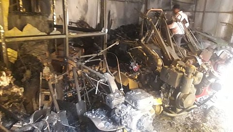 कराड : शॉर्टसर्किटने ट्रॅक्टरच्या शोरूमला आग; ५५ लाखांचे नुकसान