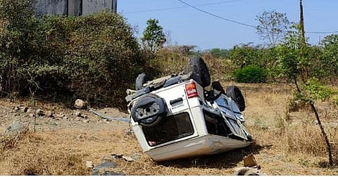 सिन्नर : टायर फुटल्याने पलटी झालेले वाहन. (छाया: संदीप भोर)