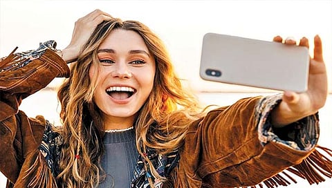 ‘सेल्फी’, सोशल मीडियामुळे होतो नकारात्मक परिणाम