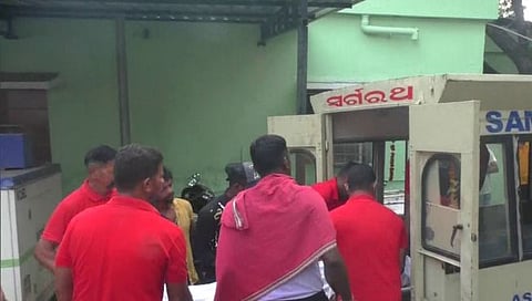 Odisha Accident news : लग्न आटोपून घरी परतताना काळाचा घाला, वाहन कालव्यात कोसळून ७ ठार, २ जखमी