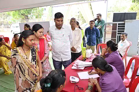 नाशिकरोड : जागतिक महिला दिनानिमित आयोजित महिलांसाठी मोफत रोगनिदान शिबिरात सहभागी गरजु रूग्णांची विचारपूस करताना आयोजक प्रमोद साखरे,नेहा साखरे आदी. (छाया : उमेश देशमुख )