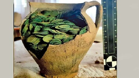 पोलंडमध्ये सापडले एक हजार नाण्यांनी भरलेले भांडे