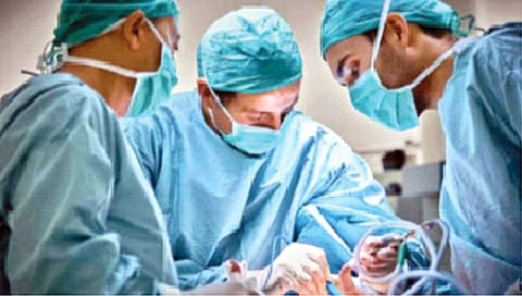 तरुणाच्या पोटातून काढली चक्क बाटली