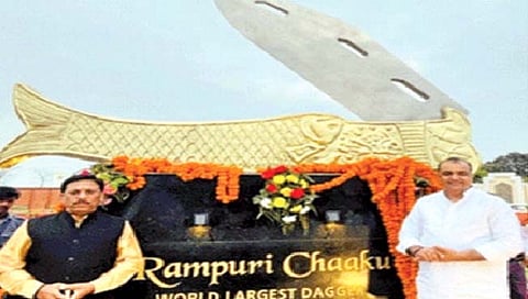 रामपूरी चाकूची तब्बल 20 फूट  भव्‍य प्रतिकृती साकारली !