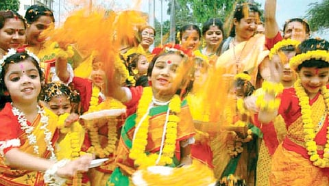 परंपरा : खेळताना रंग बाई होळीचा…