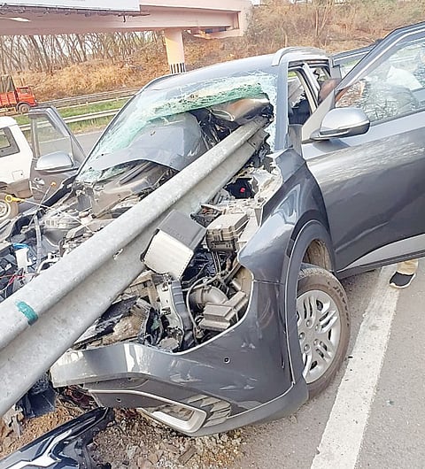 पुणे-मुंबई द्रुतगती मार्गावर भरधाव कारचा अपघात; एकजण गंभीर जखमी