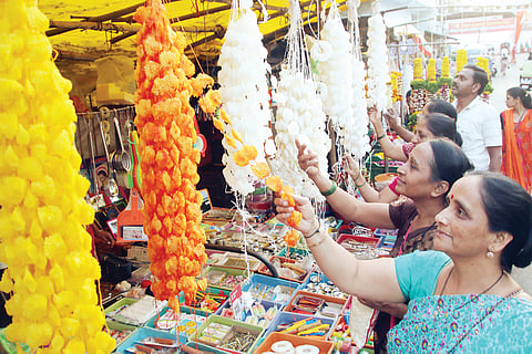 पिंपरी : गुढीपाडव्याच्या साहित्याने बाजारपेठ फुलली