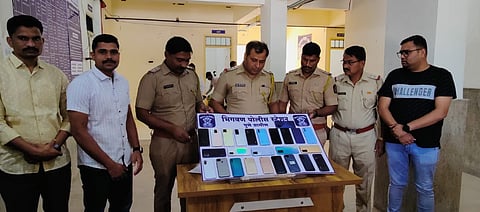  राज्य व राज्याबाहेर तपास लावून जप्त केलेले मोबाईल दाखवून ते परत करताना भिगवण पोलिस.