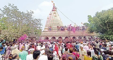 बोपगाव येथील श्री क्षेत्र कानिफनाथगडावरील मंदिराच्या शिखरावर भाविकांनी रंगांची उधळण केली.