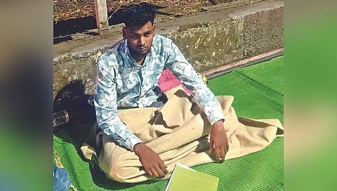 नाशिक : कर्ज नाकारणाऱ्या बँकेसमोरच बेरोजगाराचे उपोषण