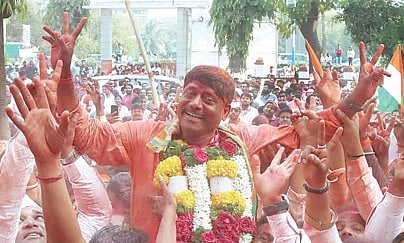 पुणे : फक्त घाम नाही, बालेकिल्ला फोडला…सोशल मीडियावर धंगेकरांचा ‘फुल्ल दंगा’