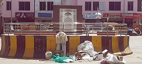 अस्वछतेमुळे चौकाच्या सौंदर्याला बाधा; जुनी सांगवीतील परिस्थिती