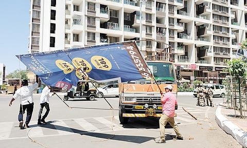 मोशी परिसरात अनधिकृत फलकांवर कारवाई