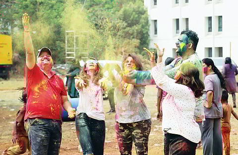 पुणे : अवघा रंग एक झाला…तरुणाईचा आनंद द्विगुणित