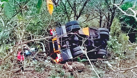 सिंधुदुर्ग : वाहनांना काढण्याची क्रेनच कोसळली दरीत