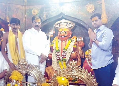 मोरगाव : खा. श्रीकांत शिंदे यांनी घेतले मयूरेश्वर, खंडोबाचे दर्शन