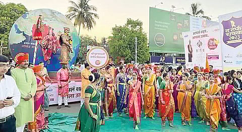 मुहूर्ताच्या खरेदीने बाजारात चैतन्य; शिर्डी साई मंदिरात उभारली नवचैतन्याची गुढी