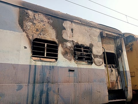 पुणे : दौंडला रेल्वेच्या रँकला लागली आग ; थोडक्यात टळला अनर्थ