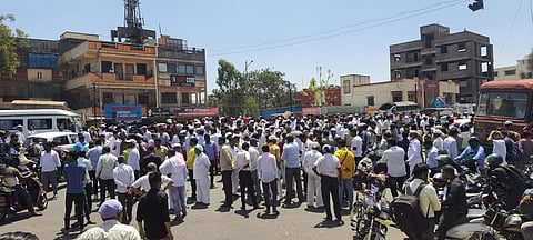 पुणे: चाकणला कांदा उत्पादकांनी पुणे- नाशिक महामार्ग रोखला, कांद्याचे दर कवडीमोल झाल्याने शेतकरी संतप्त