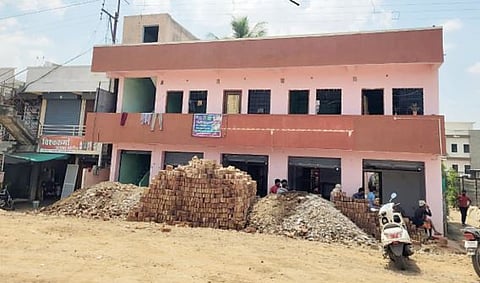 इथे चक्क इमारत उचलून नऊ फूट मागे नेणार !