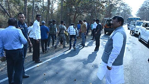 चंद्रपूर: अपघातातील जखमींच्या मदतीला धावून आले मंत्री सुधीर मुनगंटीवार