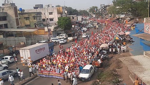 नाशिक: ‘माकप’चे लाल वादळ विधानभवनावर धडकणार; दिंडोरीतून लाँग मार्चला सुरूवात