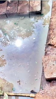 पुणे : अंथुर्णेतील मुख्य रस्त्यावर साचले सांडपाणी ; गटारलाईन फुटल्याने परिसरात दुर्गंधी