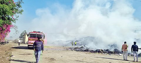 शेवगावात कचरा डेपोला आग; तीन तासांच्या अथक प्रयत्नानंतर आग आटोक्यात