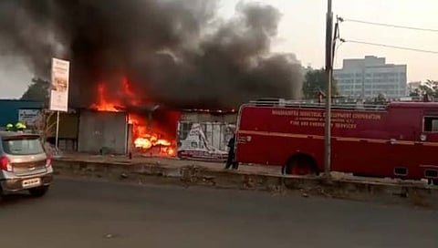 जुन्या गाड्यांच्या शोरूमला आग  