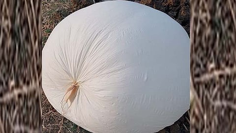 बेळगाव : बैलहोंगल येथे भलामोठा फुगा हवेतून आल्याने खळबळ