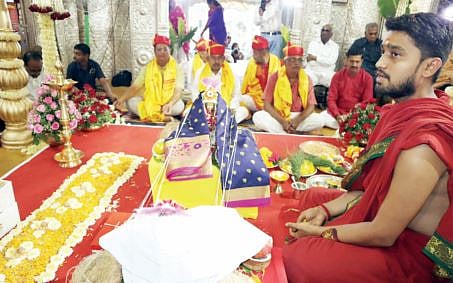 श्रीमंत दगडूशेठ हलवाई गणपती मंदिरात निनादले मंगलाष्टकांचे सूर