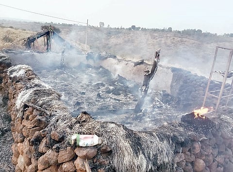 राहुरीत वीज कोसळली; घरे खाक, संसारोपयोगी साहित्य, रोख रक्कम जळाली