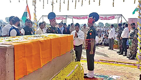 येवला : मानोरी (बु.) येथे वीर जवान अजित शेळके यांच्या पार्थिवाचे दर्शन घेताना मान्यवर. समवेत लष्करी अधिकारी.  (छाया : अविनाश पाटील)