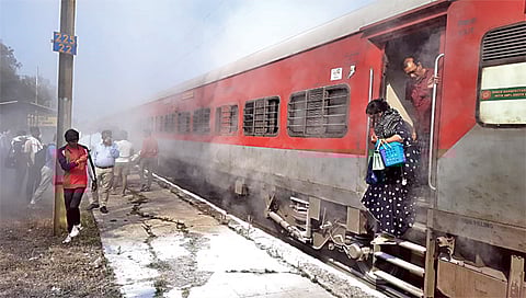 नाशिक : लाेकमान्य टिळक एक्स्प्रेसमधून धूर