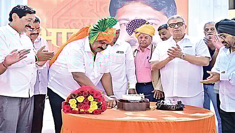 पंचवटी : माजी महापौर अशोक मुर्तडक यांच्या अभीष्टचिंतनाप्रसंगी श्रीराम कुलकर्णी, नरेंद्र ठक्कर, हरिभाऊ लोणारी, गणेश पाटील, मनोज चोरडिया, बळवंत गोडसे, डॉ. प्रणव दुल्ला, गुरुमित बग्गा, विशाल मुर्तडक व मान्यवर. (छाया : गणेश बोडके)